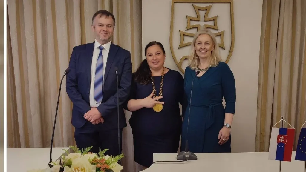 Patrícia Helfenová v obradnej sieni MČ Košice-Západ