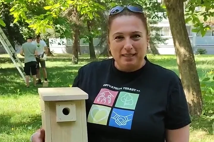 Patrícia Helfenová drží hniezdnu búdku