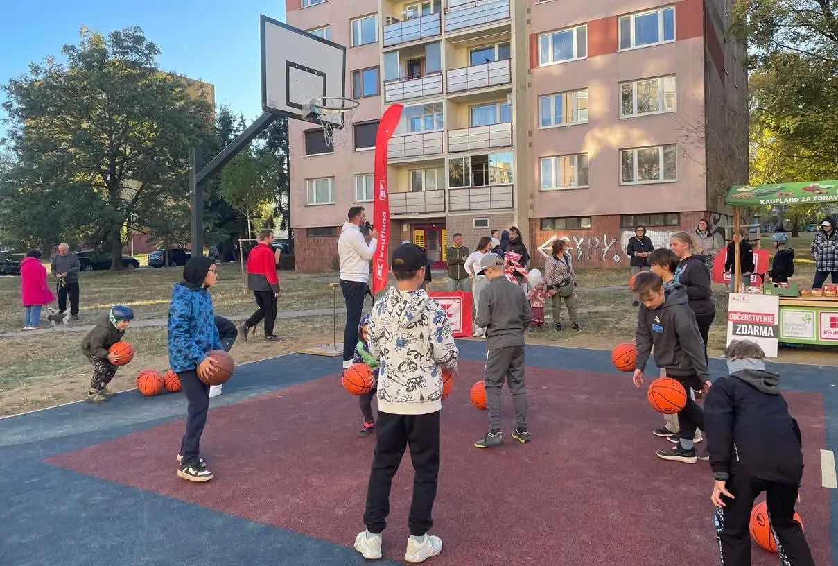 Deti hrajú basketbal v novom areáli K Park