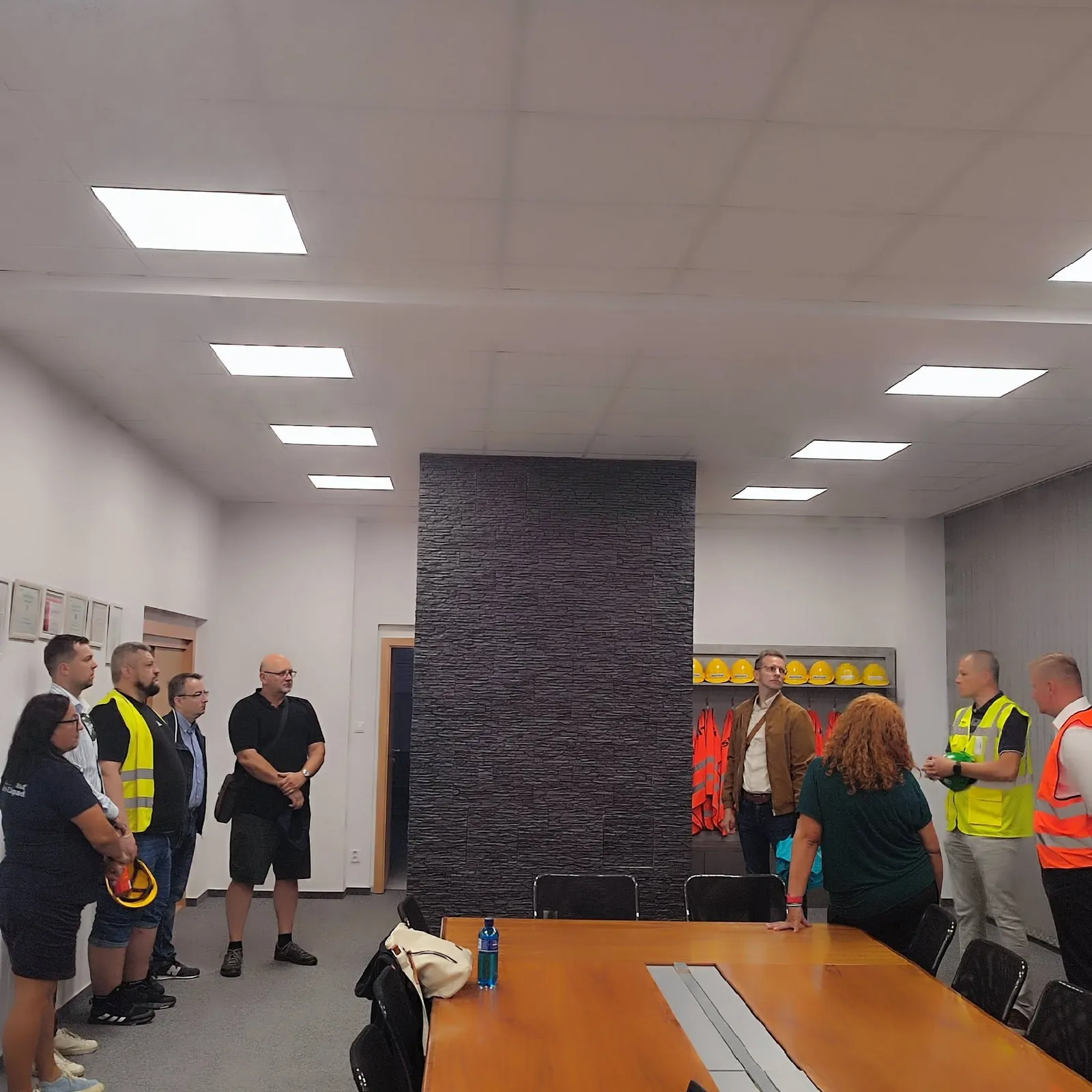 Stretnutie v zasadacej miestnosti pri návšteve zariadenia KOSIT