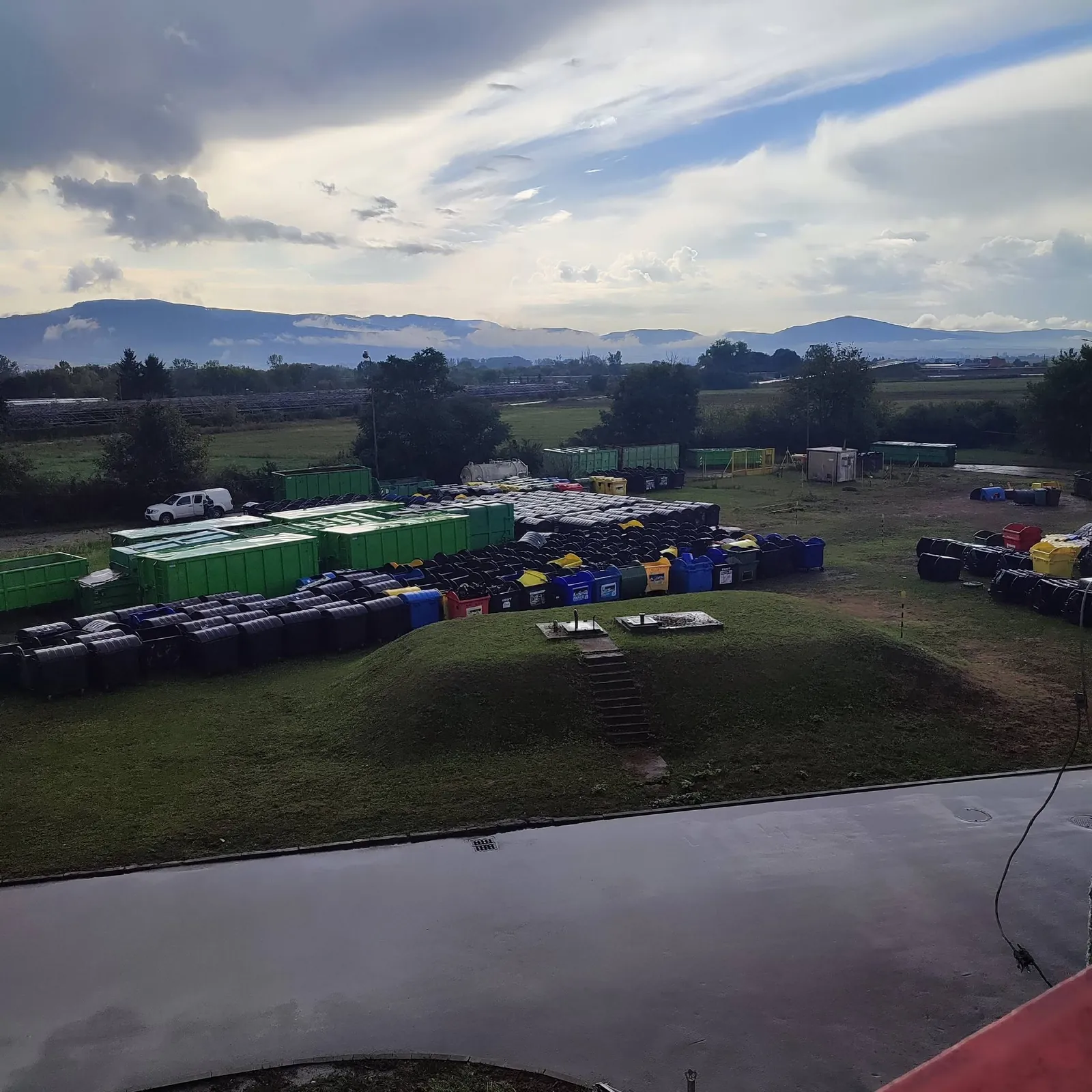 Pohľad na kontajnery z areálu zariadenia KOSIT